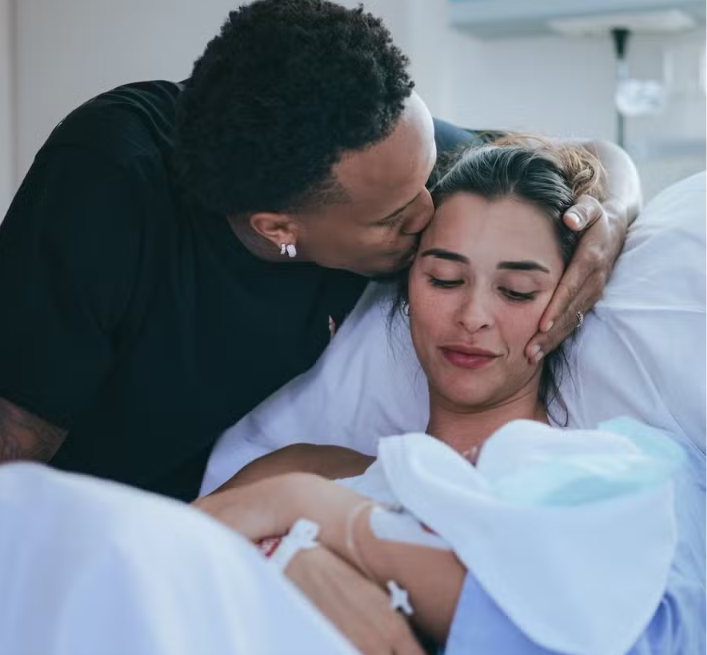 Nasce filho de Éder Militão e Tainá Castro