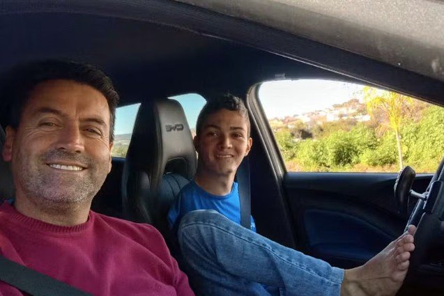 Jovem que nasceu sem os braços conquista CNH após aprender a dirigir com os pés