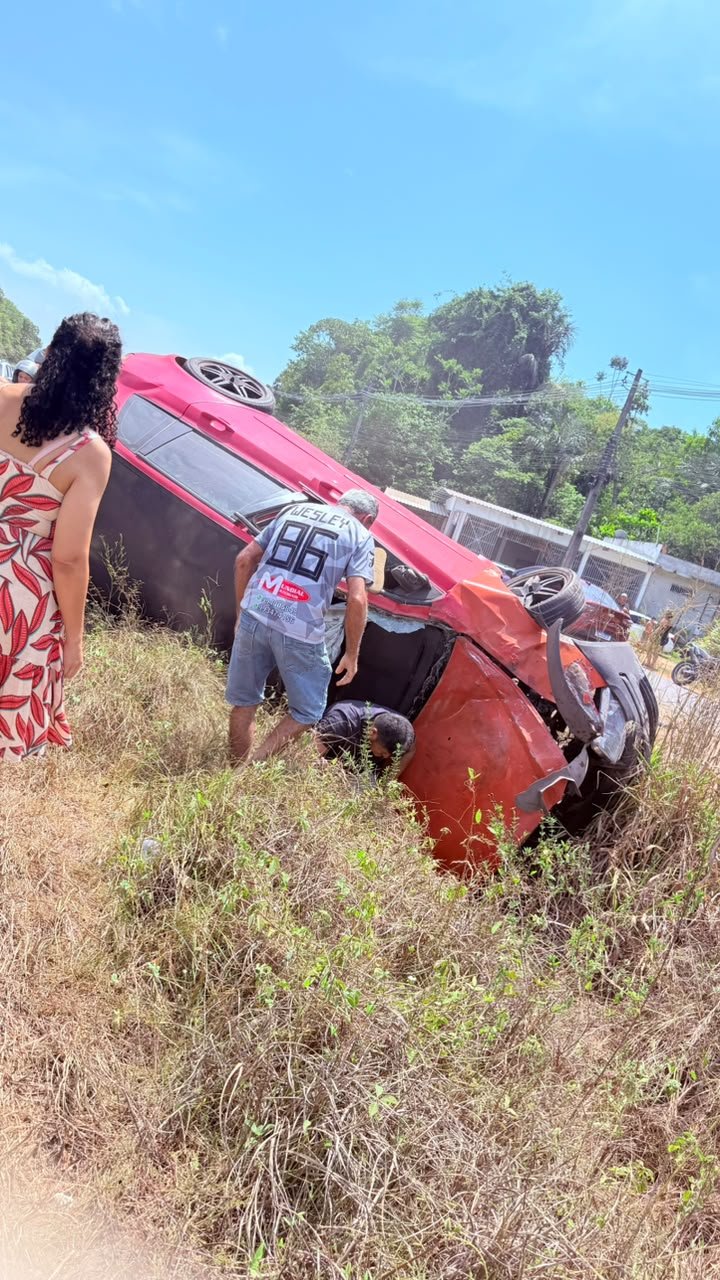 Dois homens ficam feridos após carro capotar na AM-070; veja vídeo