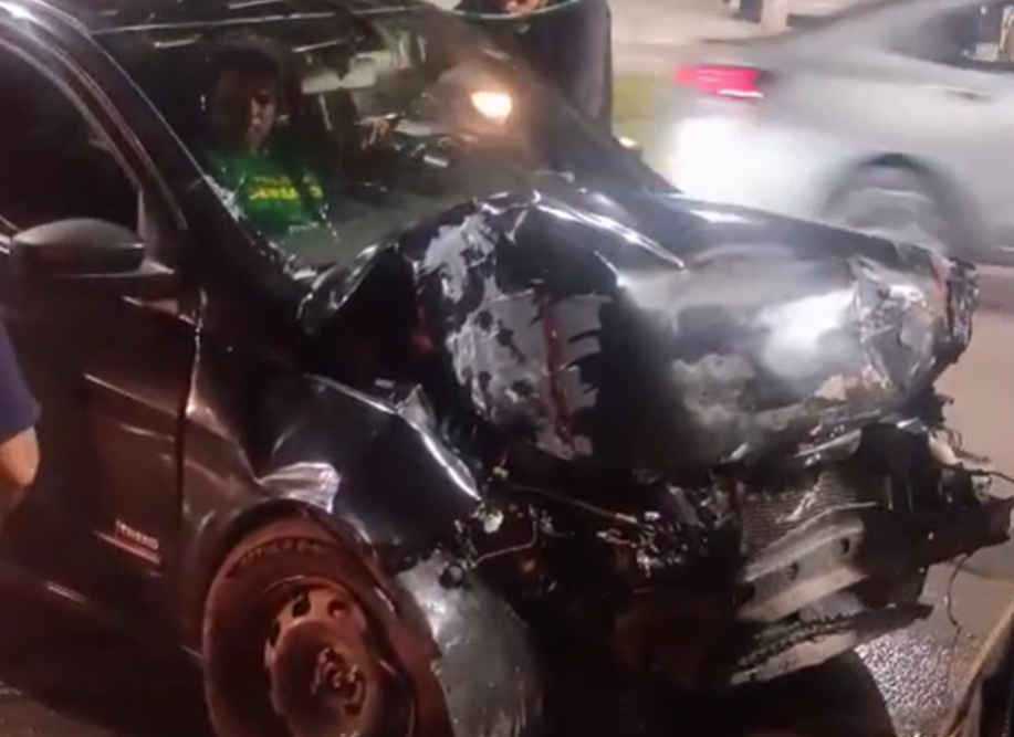 Motorista fica preso às ferragens após bater em carreta na Avenida Max Teixeira