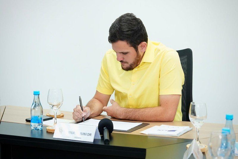 Prefeitura de Manaus assina progressão salarial para mais de 7,6 mil profissionais