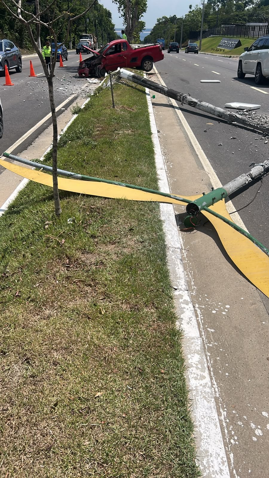 Homem fica ferido após carro 'arrancar' poste na Avenida do Turismo