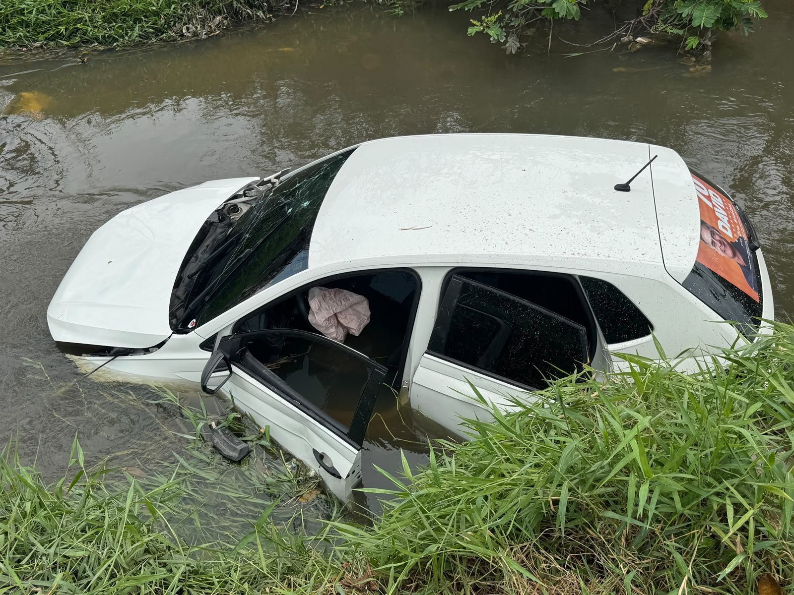 Motorista de aplicativo cai com carro em igarapé a caminho da casa dos filhos em Manaus