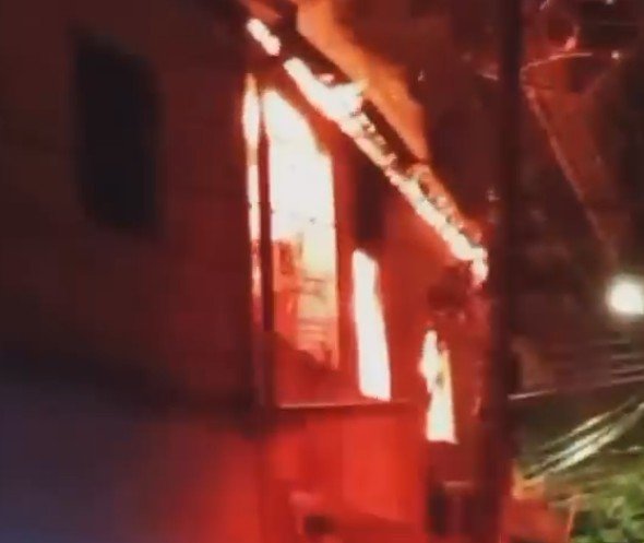 Casa é destruída e família perde tudo durante incêndio no bairro Raiz