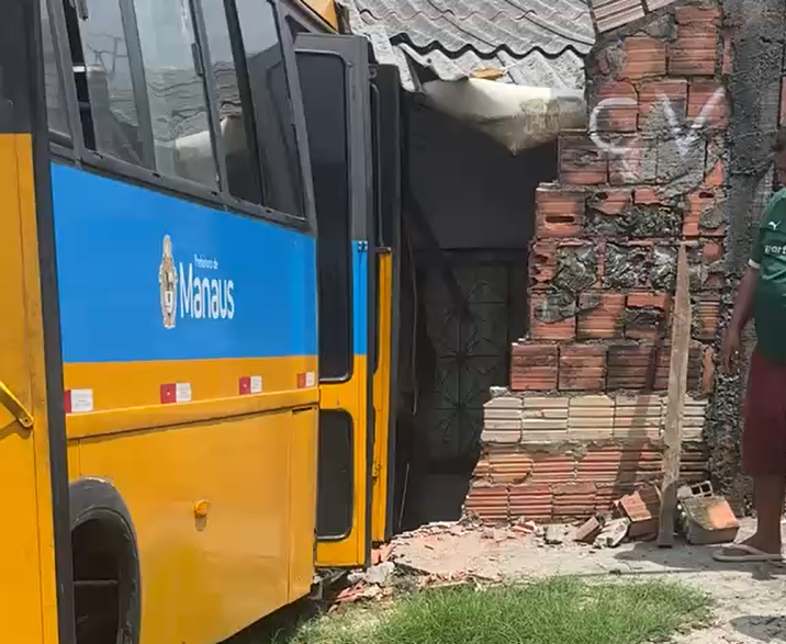 Amarelinho desgovernado atinge casa e assusta moradores na Zona Leste