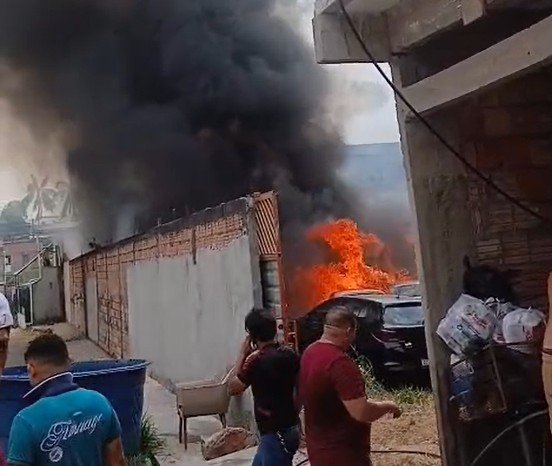 Depósito de carros é atingido por incêndio no Novo Aleixo