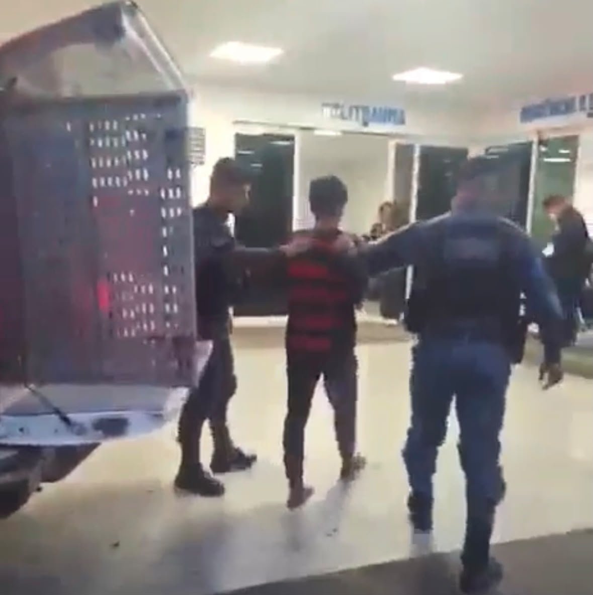 Fugindo de linchamento, homem invade faculdade e causa terror em alunos e funcionários em Manaus