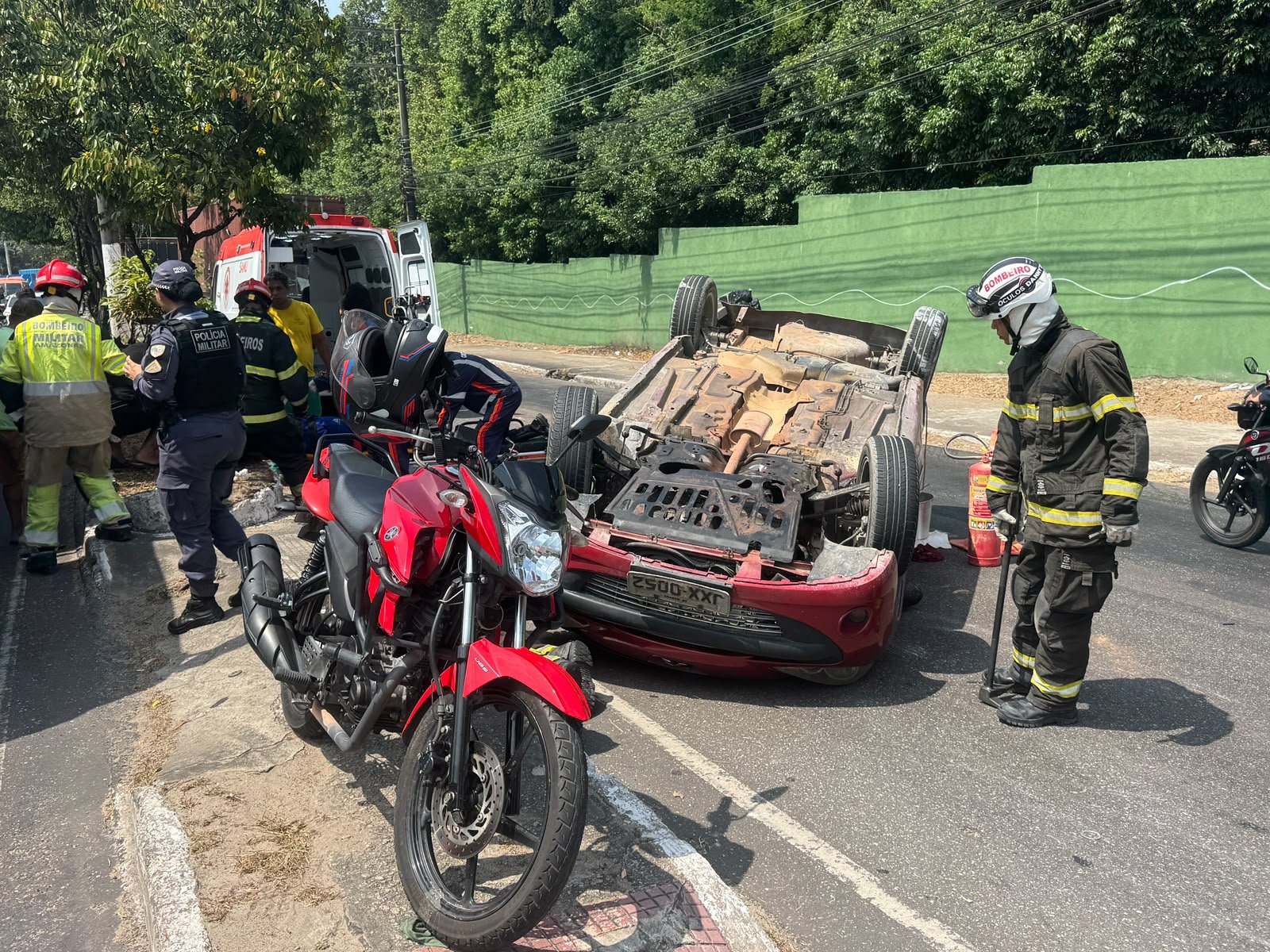 Carro capota após colisão com carreta e deixa motorista ferido em Manaus