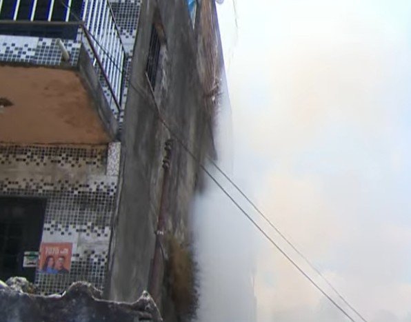 Casa pega fogo no Aleixo e deixa sete pessoas desabrigadas no Aleixo