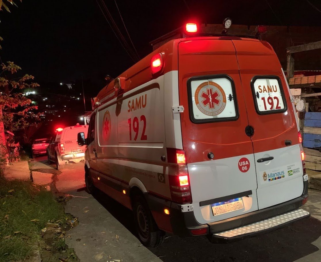 Homem é agredido por moradores após ser acusado de roubo em Manaus