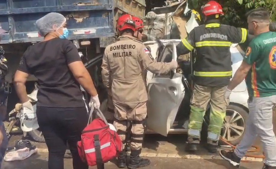Motorista fica preso às ferragens após carro colidir com traseira de caminhão na AM-070