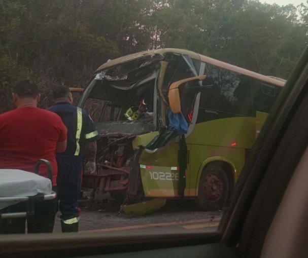 Acidente com ônibus e carreta deixa tráfego lento na BR-174