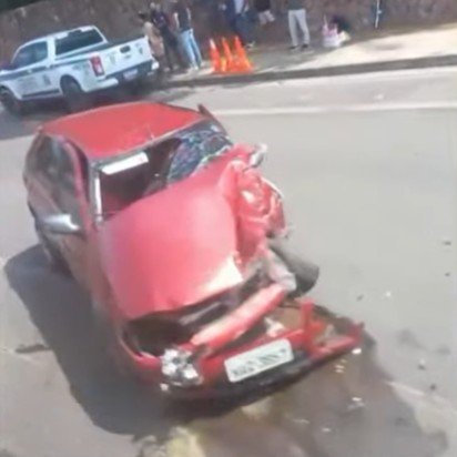 Conversão proibida termina em acidente com carro destruído na Ponta Negra