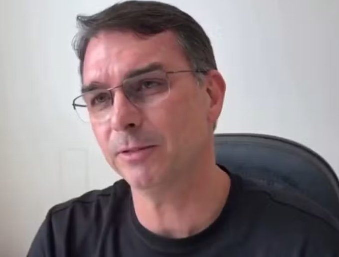 Flávio Bolsonaro usa julgamento histórico no STF para ligar Lula e Moraes no horário eleitoral