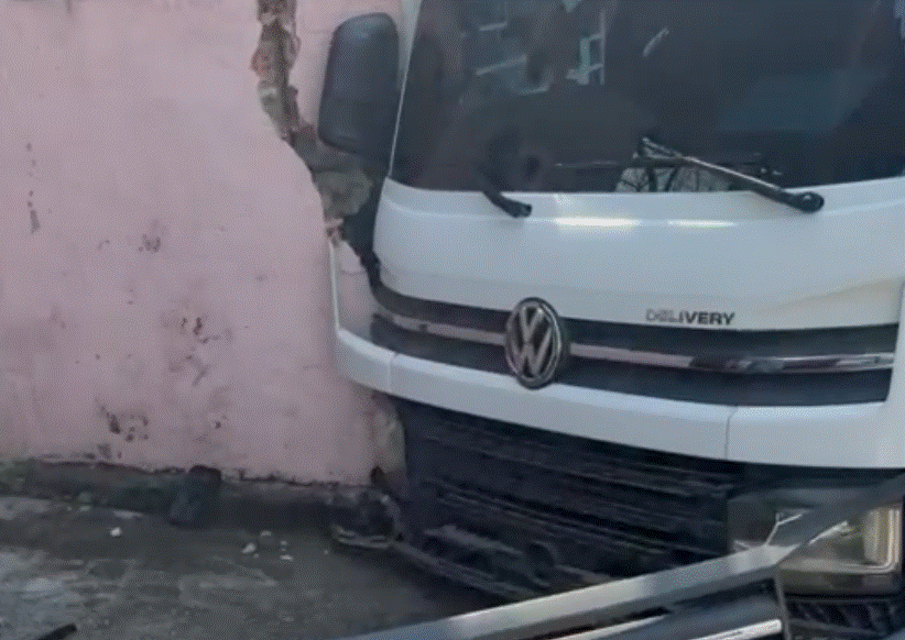 Caminhão desgovernado atinge casa e causa desespero no bairro da União