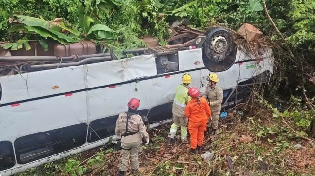 Crianças estão entre os 17 feridos após micro-ônibus cair em ribanceira na BR-174