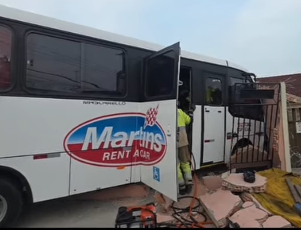 Motorista passou mal antes de colidir ônibus contra muro de casa na Redenção