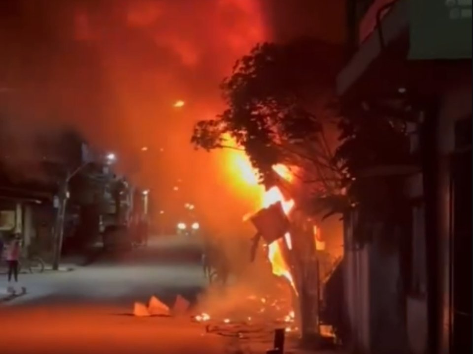 Incêndio de grandes proporções atinge imóvel na Zona Sul do Recife