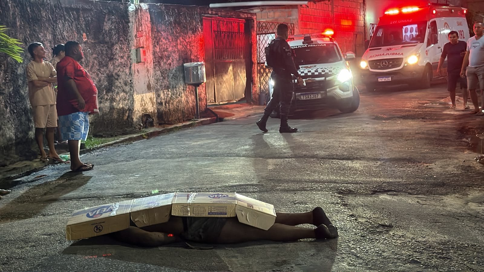 Homem é assassinado e jogado de carro em movimento em Manaus