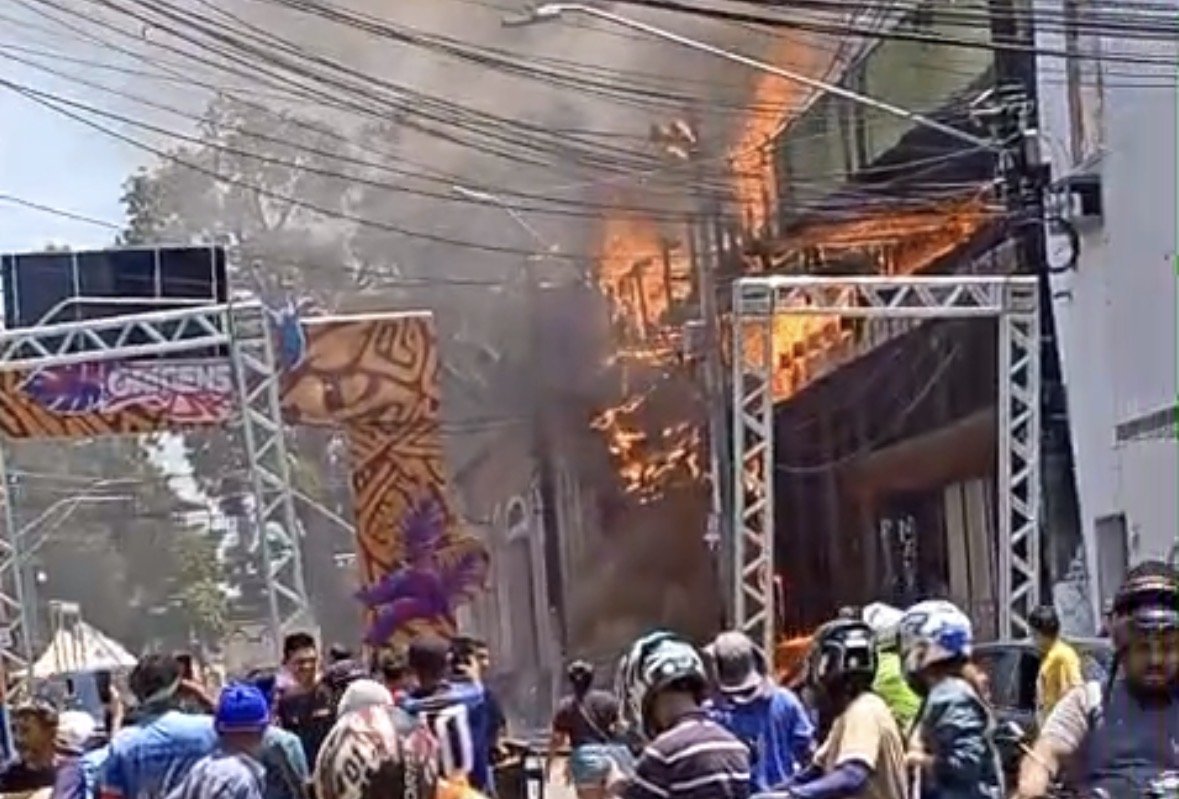 Incêndio atinge prédio do antigo Banco da Amazônia na Avenida Sete de Setembro