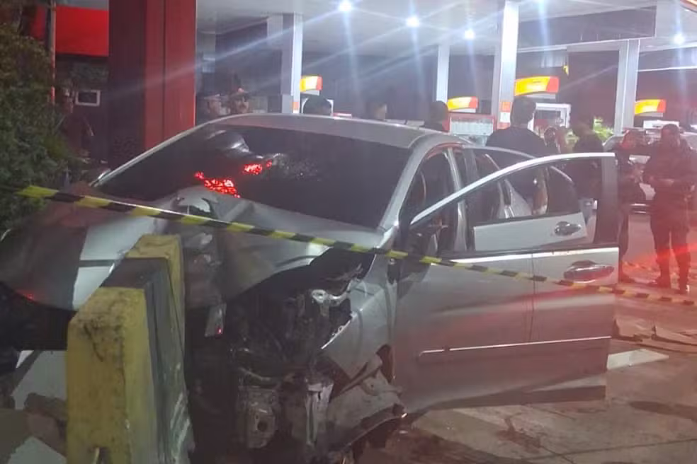Dupla é morta a tiros dentro de carro após ataque em posto de combustíveis em Manaus