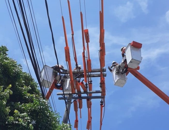 Equipes técnicas atuam em manutenção na rede elétrica no Japiim