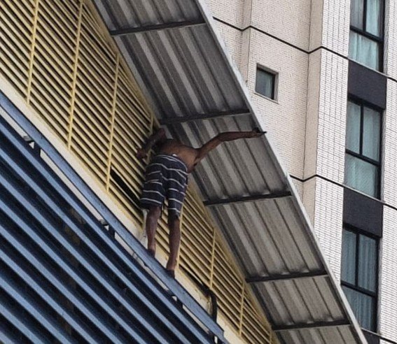 Homem é preso após tentar assaltar escola e fugir para telhado no Adrianópolis