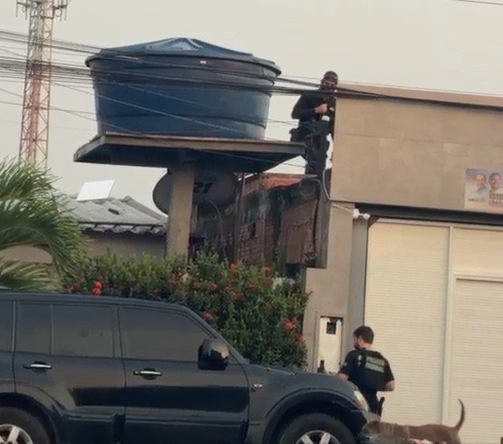 Vídeo mostra buscas da PF na casa de servidor da Prefeitura de Coari