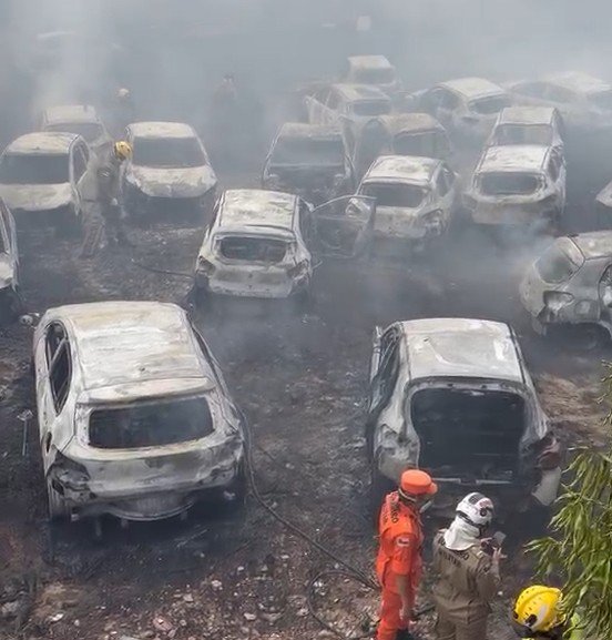 Mais de 30 carros são destruídos em incêndio no galpão de locadora de carros no Novo Aleixo