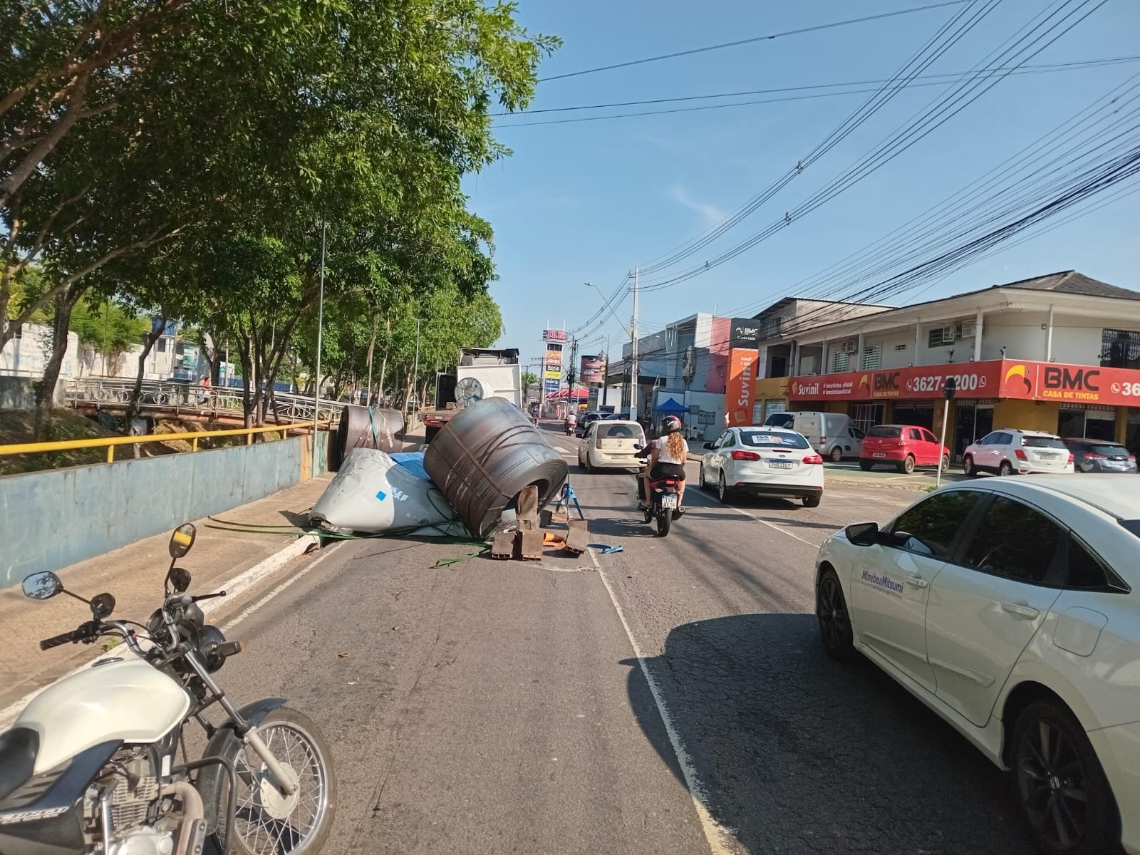 Bobinas de mais de 1 tonelada despencam de carreta e bloqueiam trecho na Avenida Brasil