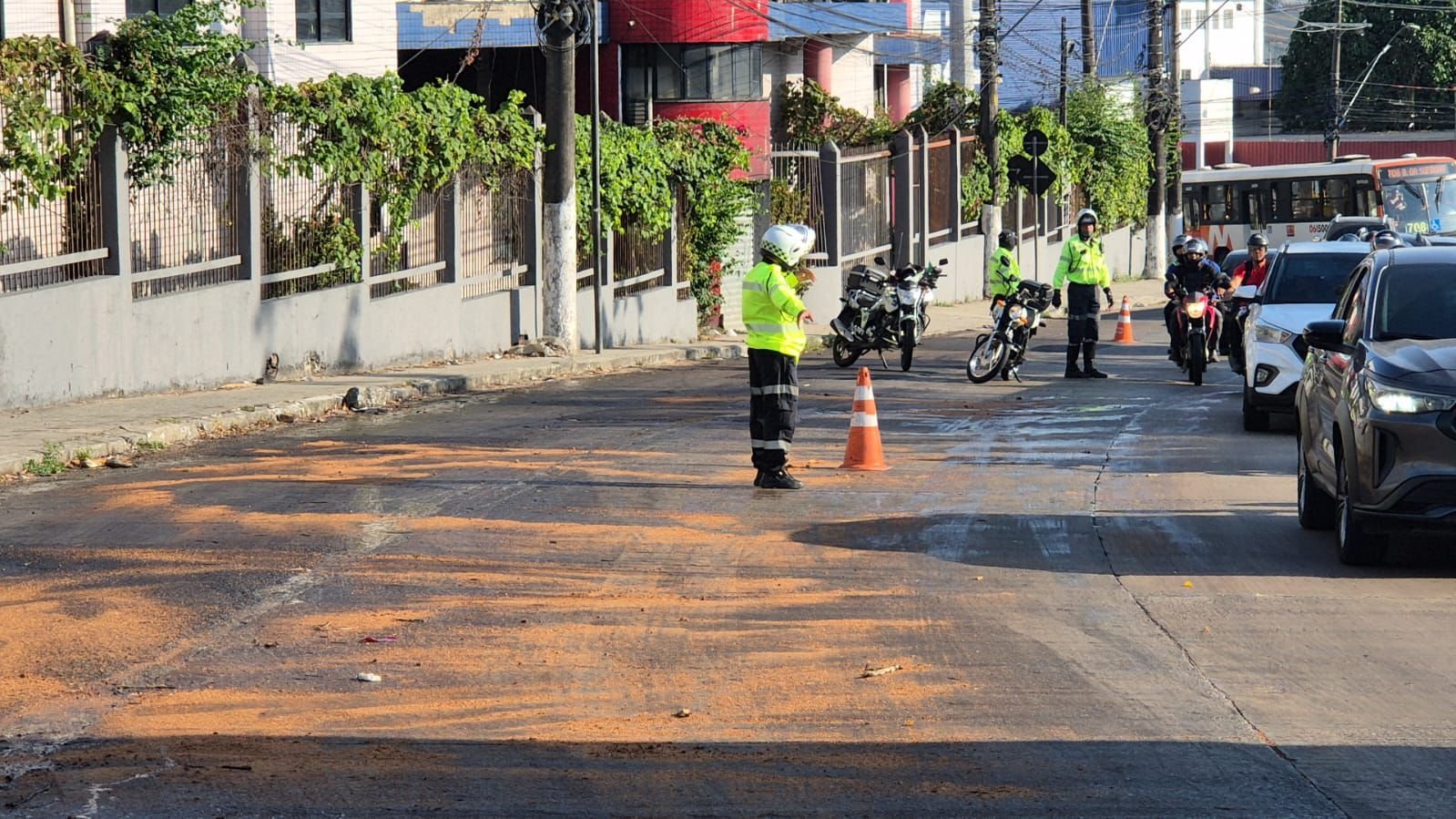 Derramamento de óleo na pista causa acidentes na Rotatória da Suframa