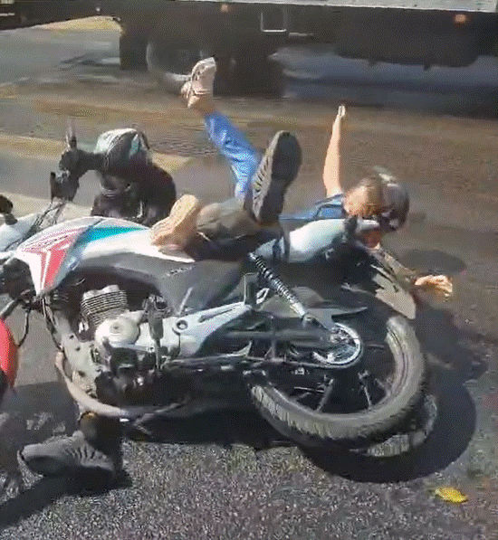 Vídeo mostra queda de casal após vazamento de óleo na Av. Cosme Ferreira