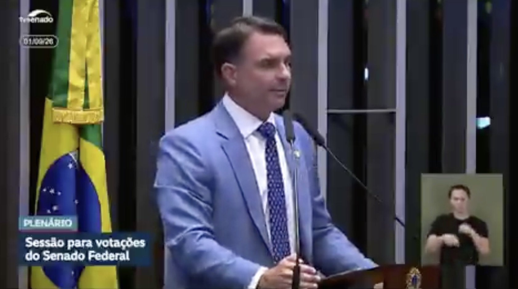 Flávio Bolsonaro cobra impeachment 'imediato' de Moraes e diz haver anestesia do Senado