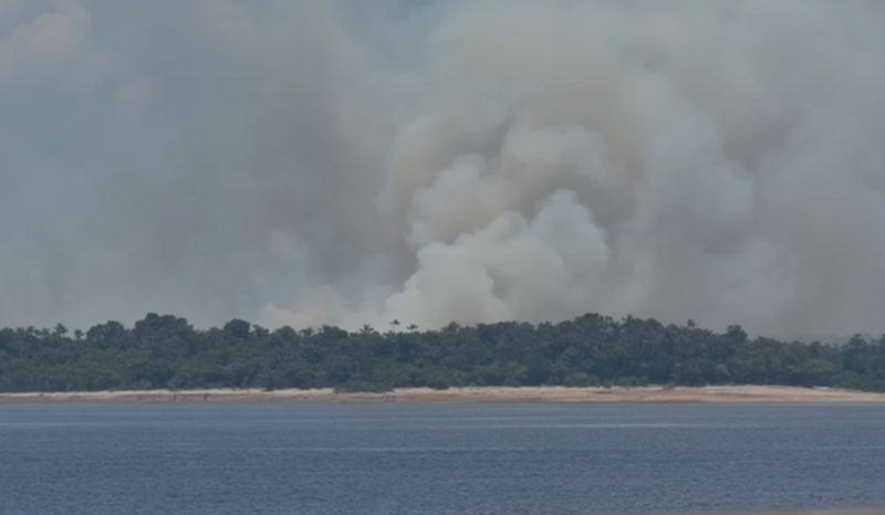Coluna de fumaça surge no céu na AM-070 e assusta população em Manaus