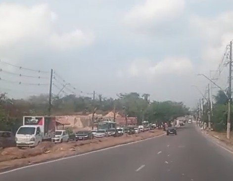 Manifestação de trabalhadores da Coca-Cola congestiona Av. Torquato Tapajós
