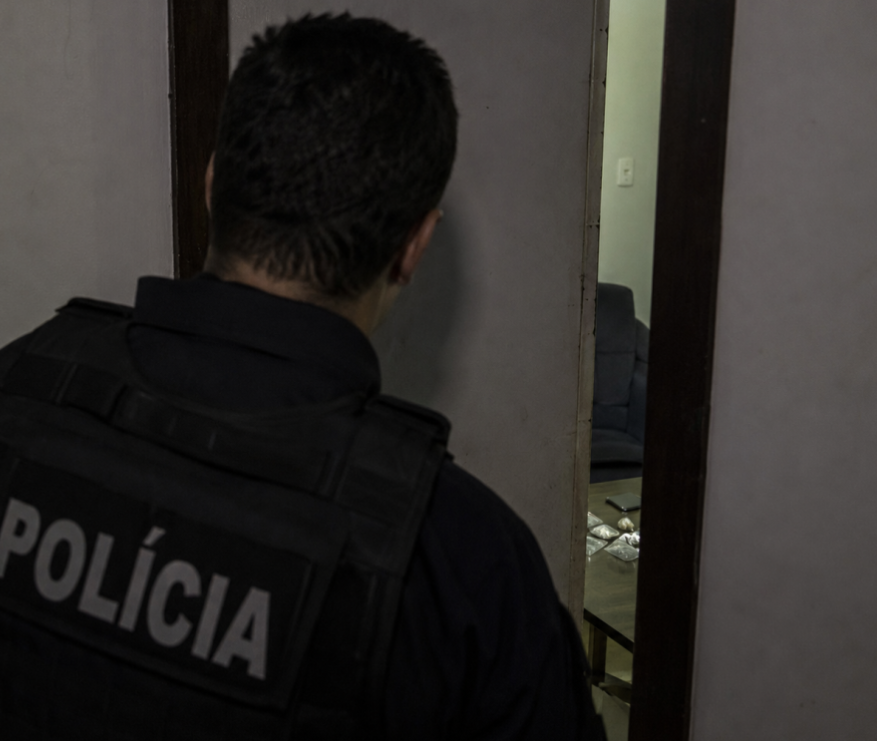 Pela fresta da porta: STJ valida entrada em casa no Amazonas após policiais avistarem droga