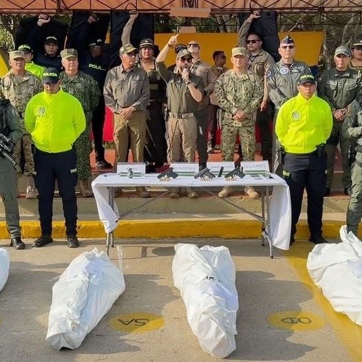 Presidente da Colômbia exibe corpos após operação militar e diz que restam rendição ou morte