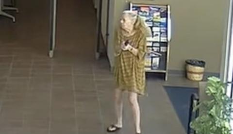 VÍDEO: Idosa de 71 anos atira em delegacia e é morta por policiais