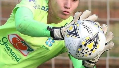 Goleira brasileira concorre à Bola de Ouro após destaque internacional