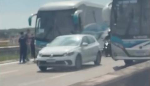 Bandidos interceptam ônibus escolares e bloqueiam Linha Vermelha no Rio