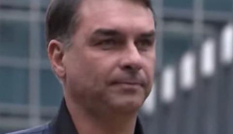 'Aquela laranja podre não pode contaminar toda a corte', dispara Flávio sobre Moraes em comício