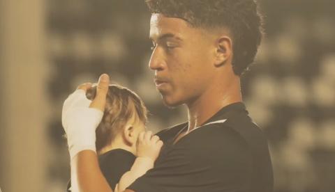 Jogador que acalmou bebê no hino marca duas vezes e dá o título do Sub-20 ao Vasco