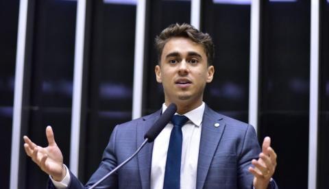Nikolas Ferreira compartilha falso relatório da PF sobre mensagens com Vorcaro
