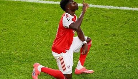 Saka estende contrato com o Arsenal até 2027 após temporada de destaque