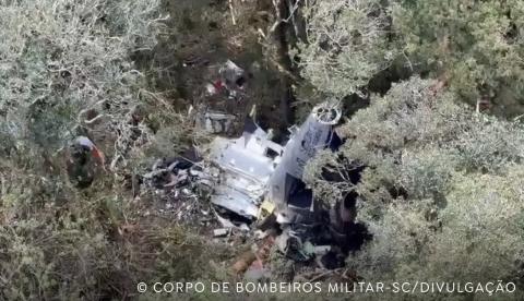 Bombeiros concluem remoção dos corpos das vítimas de acidente com o cantor Rick