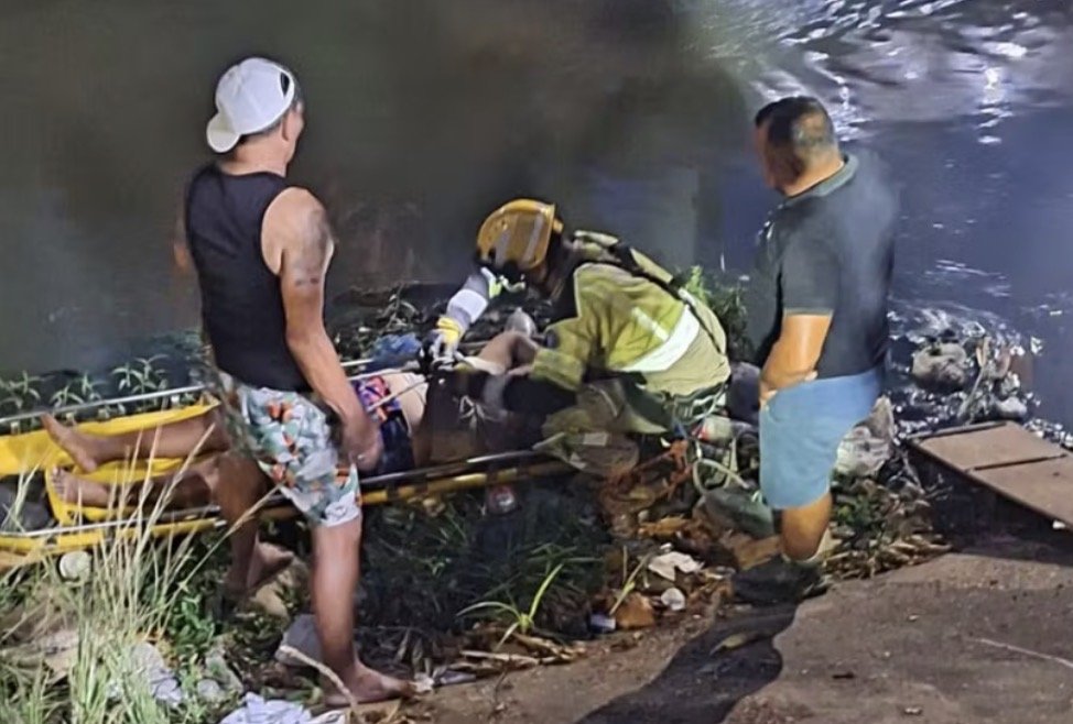Idosa cai em igarapé e é salva por bombeiros após alerta de moradores em Manaus