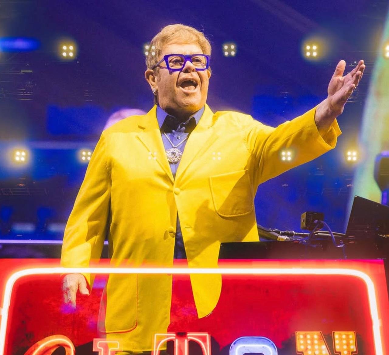 Elton John deixa o Brasil de cadeira de rodas após show no Rock in Rio