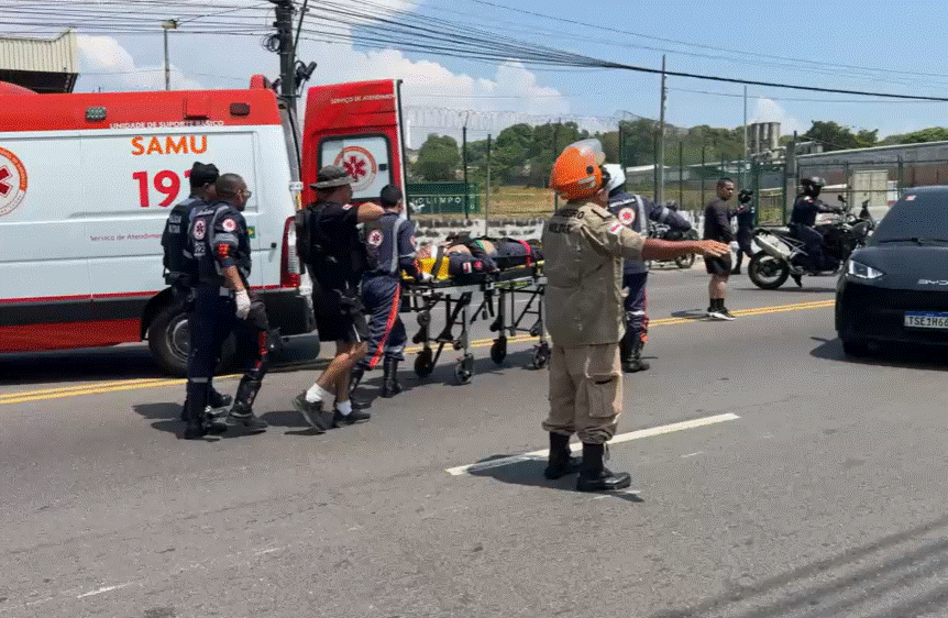 Aluno da PM escapa da morte após ser lançado para pista contrária em acidente com carretas