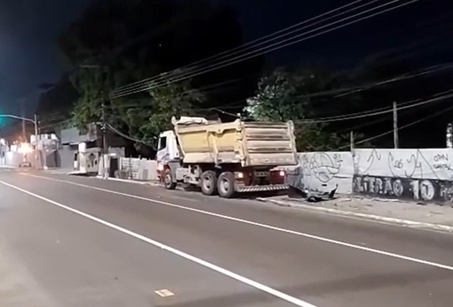 Vídeo mostra destruição de parada atingida por caminhão na Av. Coronel Teixeira