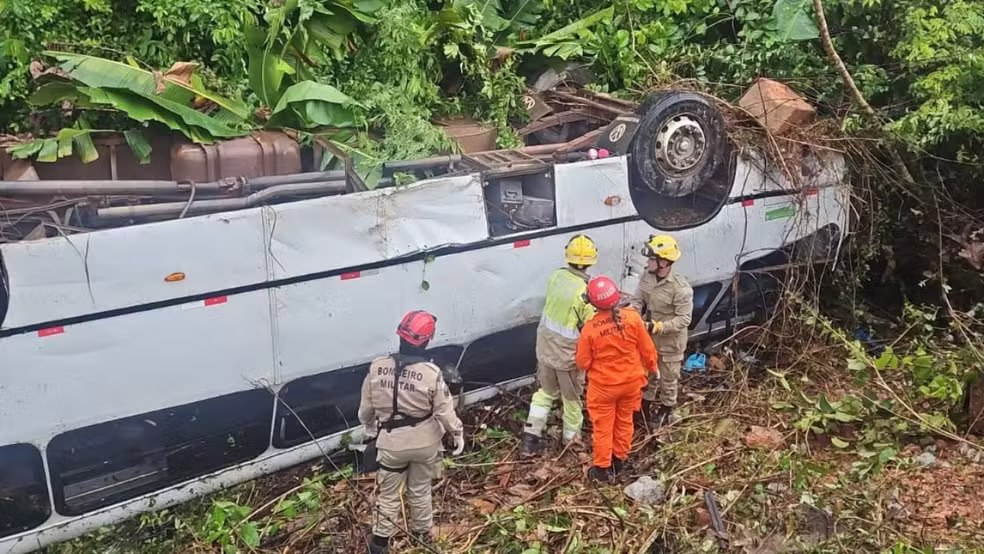 Quatro pessoas seguem internadas após acidente com micro-ônibus na BR-174